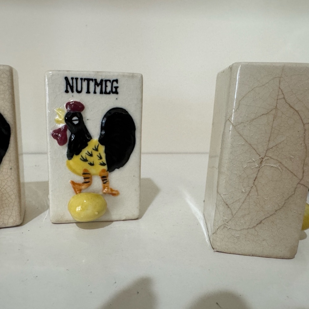 Rooster Spice Rack with cute egg pulls - Picture 4 of 8